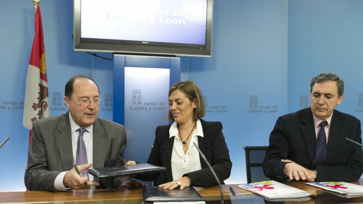 La consejera de Familia e Igualdad de Oportunidades, Milagros Marcos (C), suscribe un convenio de colaboración con el presidente de la Asociación de la Industria Alimentaria de Castilla y León (Vitartis), Carlos Moro (i). Les acompaña en la imagen, Jesús -Ical