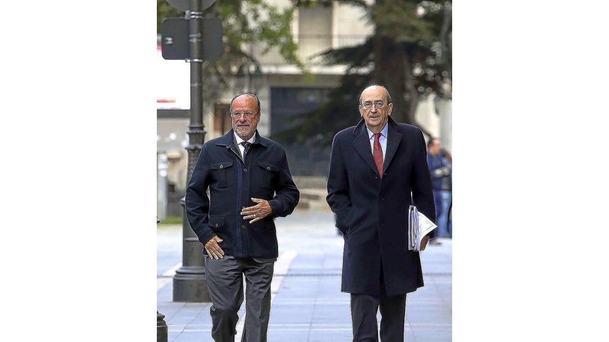 Acompañado por su abogado, José María Tejerina, León de la Riva llegó al juzgado poco antes de las once de la mañana.-ICAL