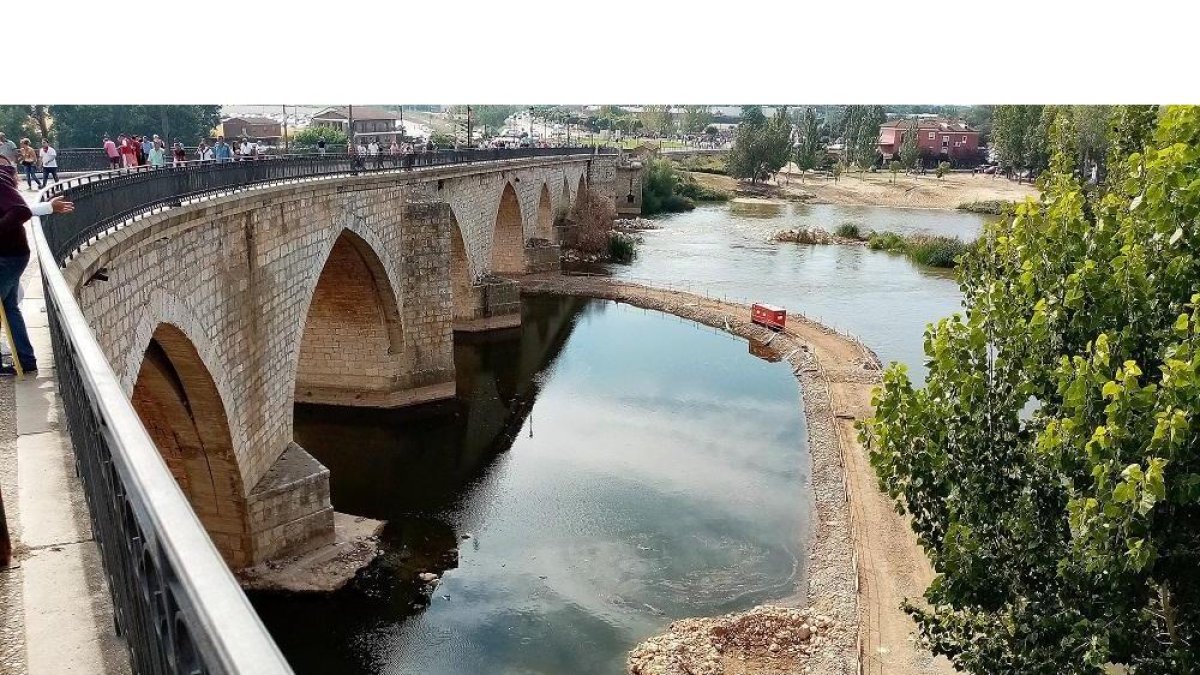 Dique de contención para desecar la base de una mitad del puente, antes de la intervenir sobre los pilares.-SGC
