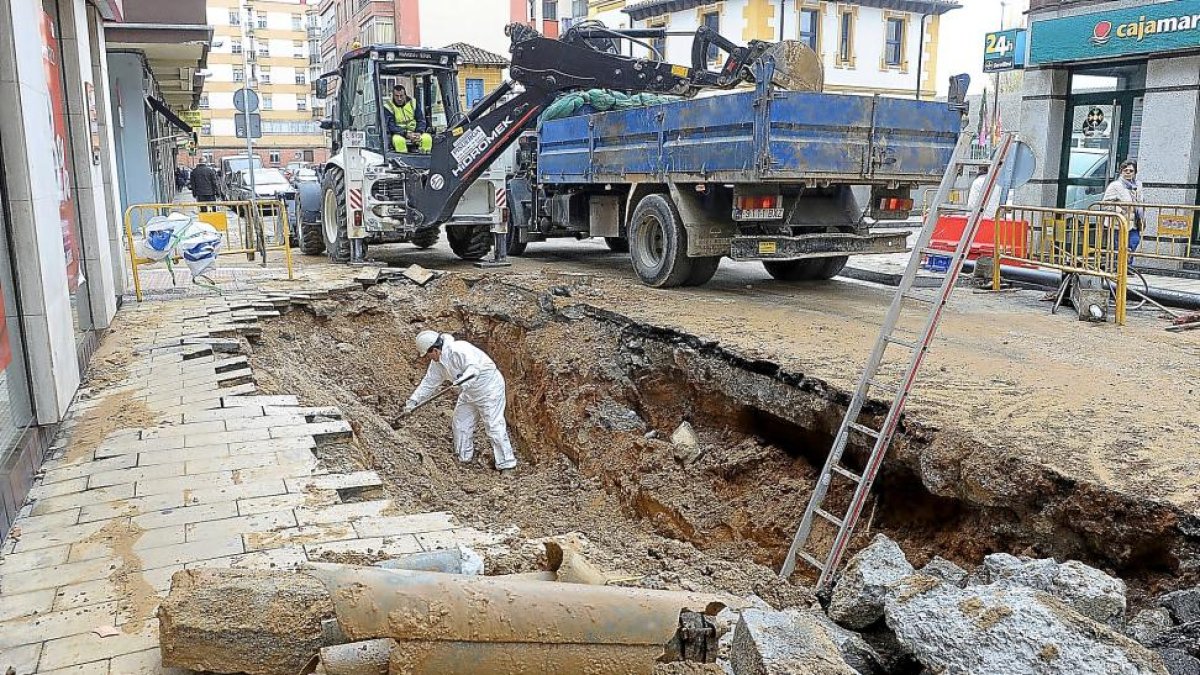 Una de las últimas averías en la red de agua de la ciudad, esta vez en la calle Joaquín María Jalón, en La Rubia.-PHOTOGENIC