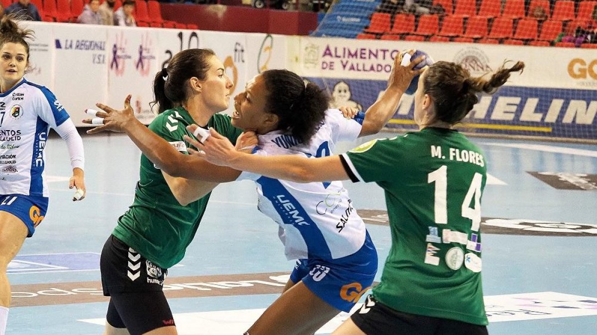 Joana Bolling es frenada en su penetración por dos jugadoras del Elche.-PABLO REQUEJO / PHOTOGENIC
