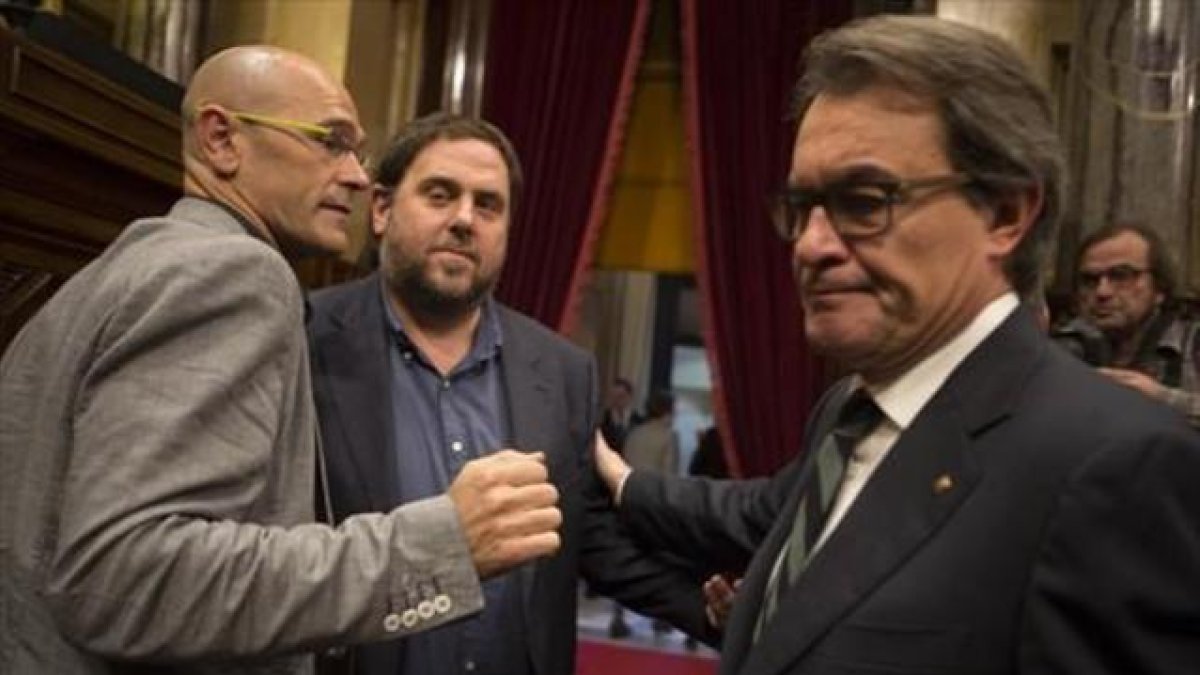 Raül Romeva, Oriol Junqueras y Artur Mas al terminar una sesión del Parlament.-ALBERT BERTRAN