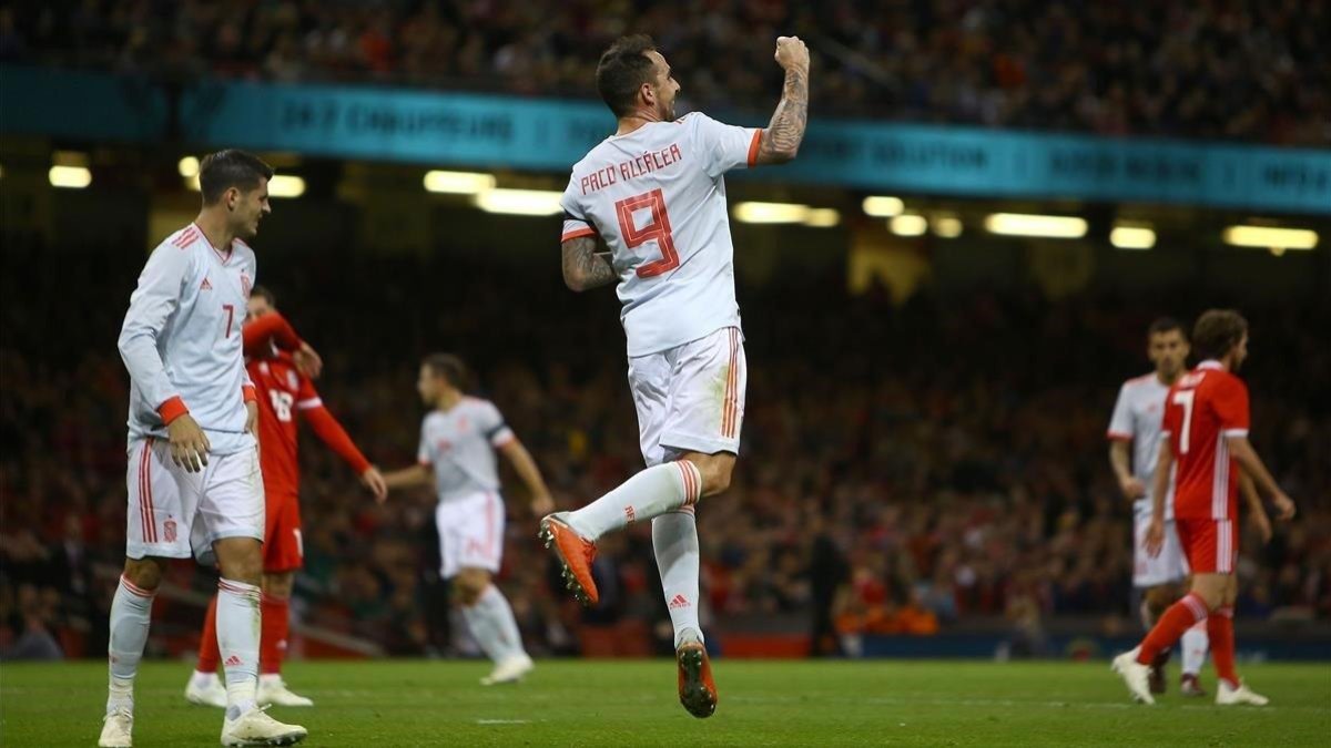 Alcácer celebra su segundo tanto, este jueves en Cardiff.-AFP / GEOFF CADDICK