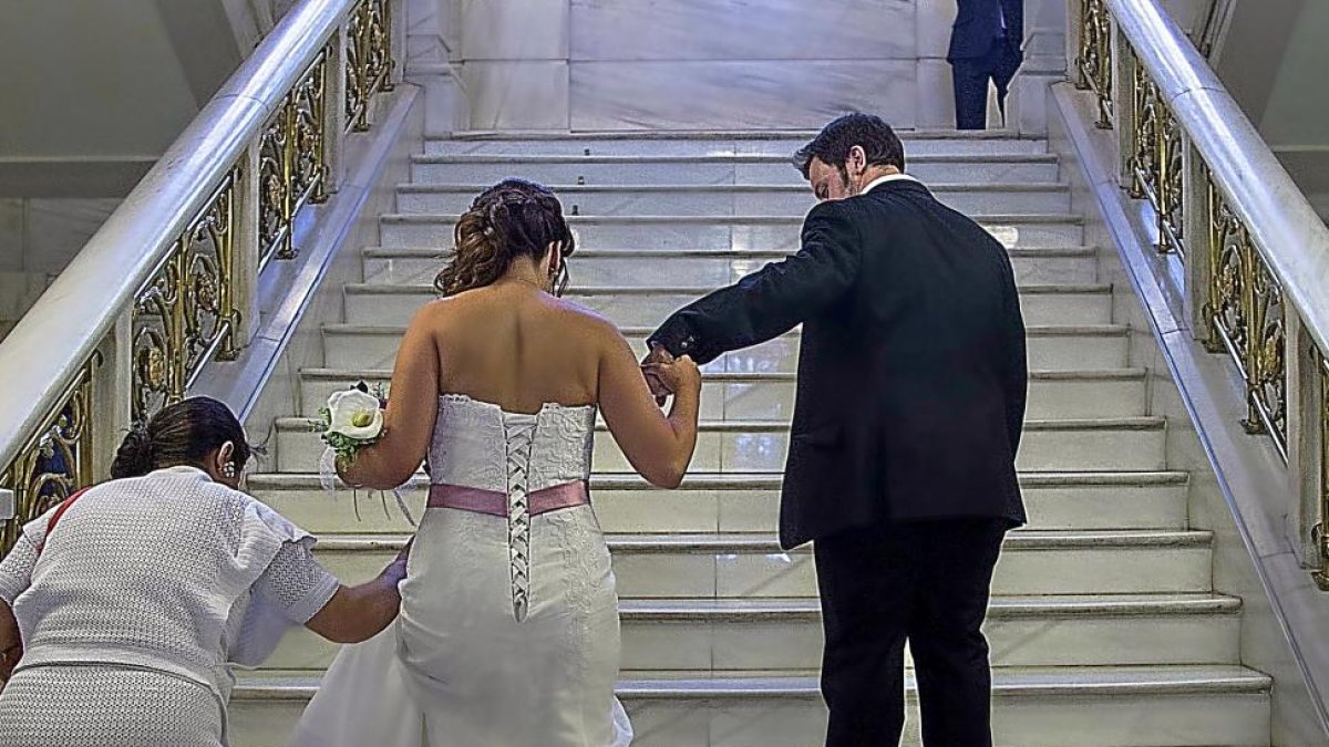 Una novia sube las escaleras del ayuntamiento de Valladolid.-T. SANCHO (PHOTOGENIC)