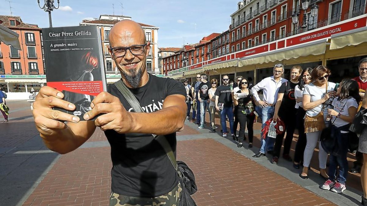 César Pérez Gellida, con su libro, ‘A grandes males’, ayer, en la Feria del Libro-J.M. Lostau