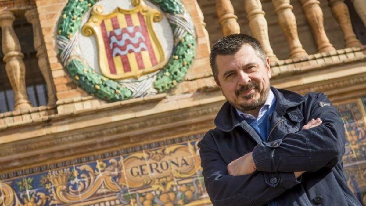 Toni Martín Iglesias, vicesecretario de comunicación social del PP andaluz, en el sillón de Girona de la plaza de España de Sevilla.-RAÚL CARO CADENAS