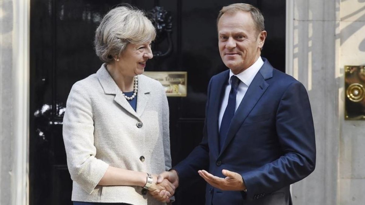 May recibe a Tusk (derecha) en el número 10 de Downing Street, en Londres, este jueves.-EFE / ANDY RAIN