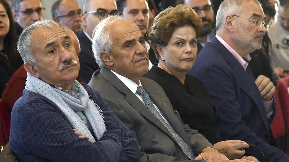 Pepe Álvarez, Ernesto Semper, Dilma Roussef y Evelio Angulo, ayer, en la sala Polisón del Teatro Principal, durante la jornada sobre diálogo social de UGT en Burgos .-ICAL