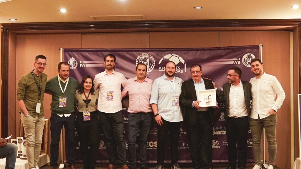 Representantes de la Junta Directiva del club y el primer presidente de la FDPRV, Felipe Sanz. / RV / A. PUENTE