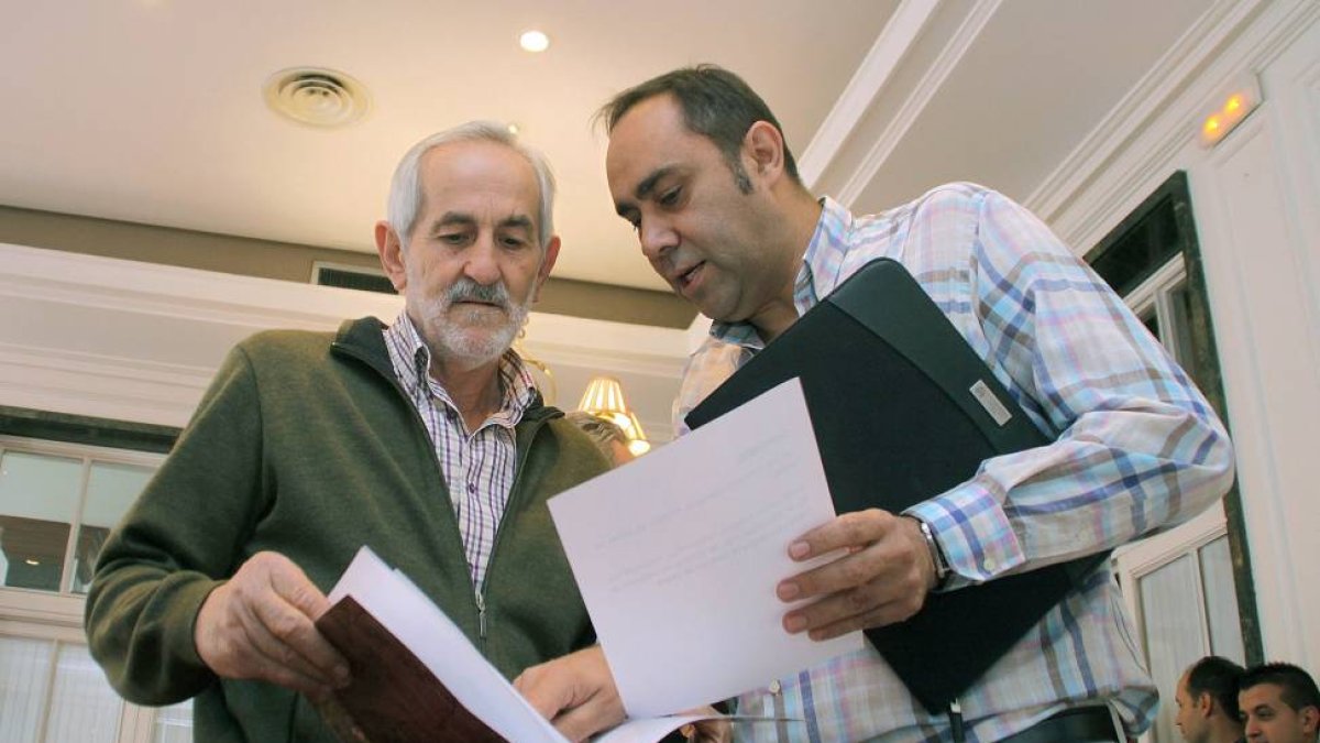 UGAL-UPA entrega sus premios anuales y analiza la situación del campo. En la imagen, Matías Llorente (I), secretario general de UGAL-UPA, y Valentín Martínez (D), alcalde de Villaturiel-Ical