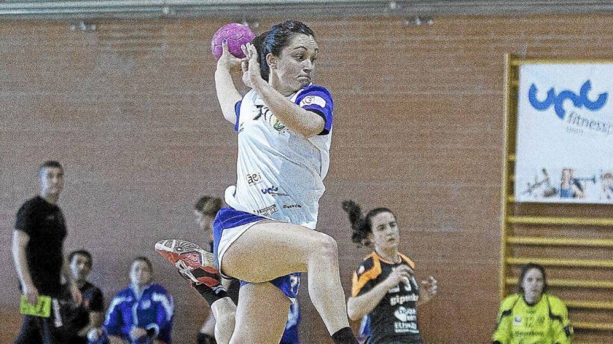 Amaia se dispone a lanzar en un partido del BM Aula-JOSÉ C. CASTILLO