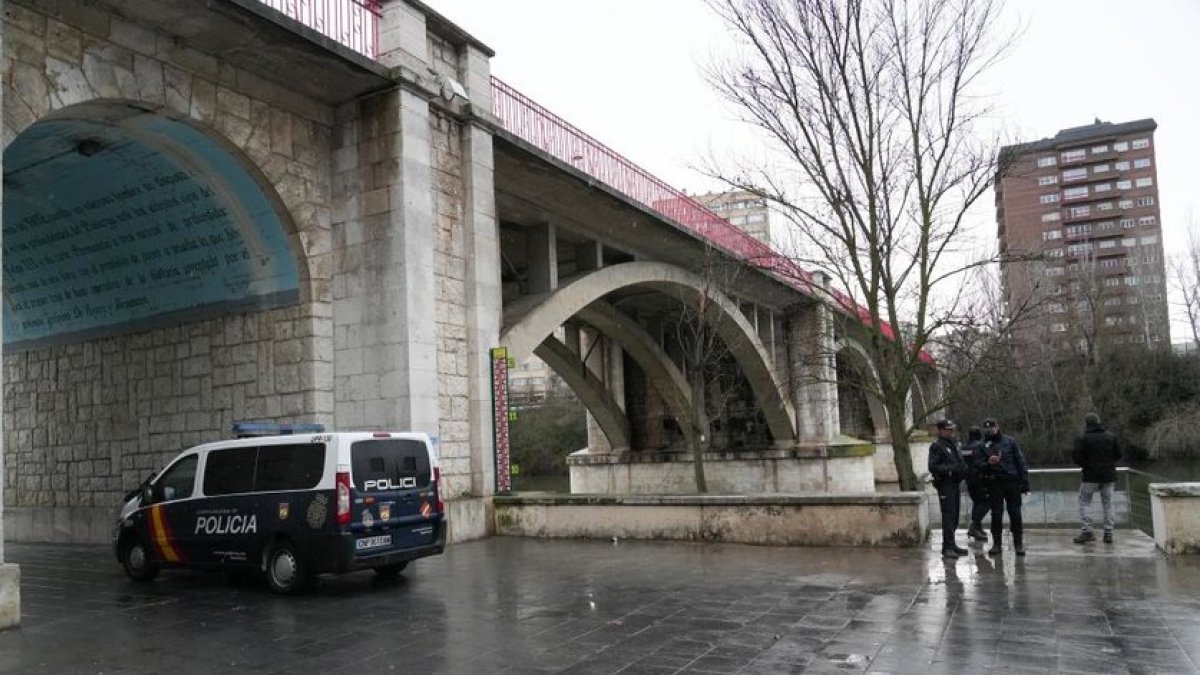 Agentes de la Policía Nacional en el lugar donde fue hallado el cadáver.- J. M. LOSTAU