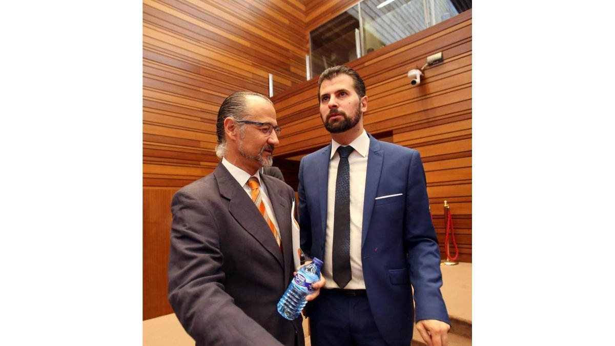 El portavoz socialista Luis Tudanca conversa con el portavoz de Ciudadanos, Luis Fuentes, en el debate del estado de la Comunidad el debate del estado de la Comunidad-ICAL