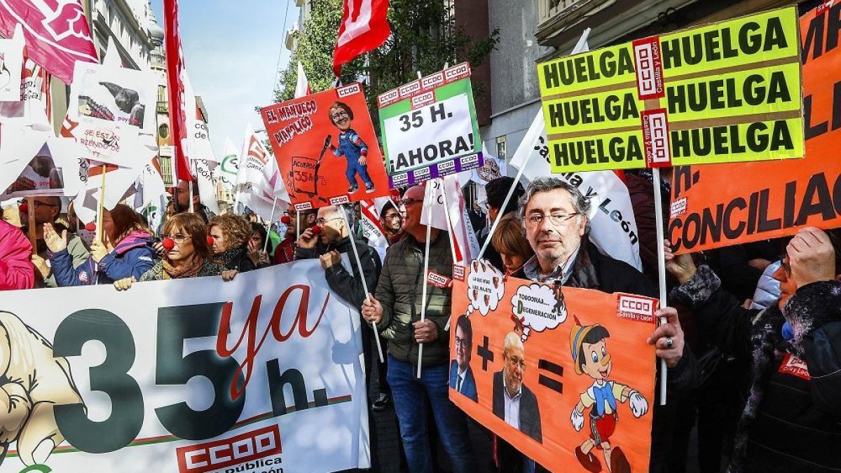 Un momento de la manifesación de los funcionarios ante la delegación territorial de Valladolid.-J. M. LOSTAU