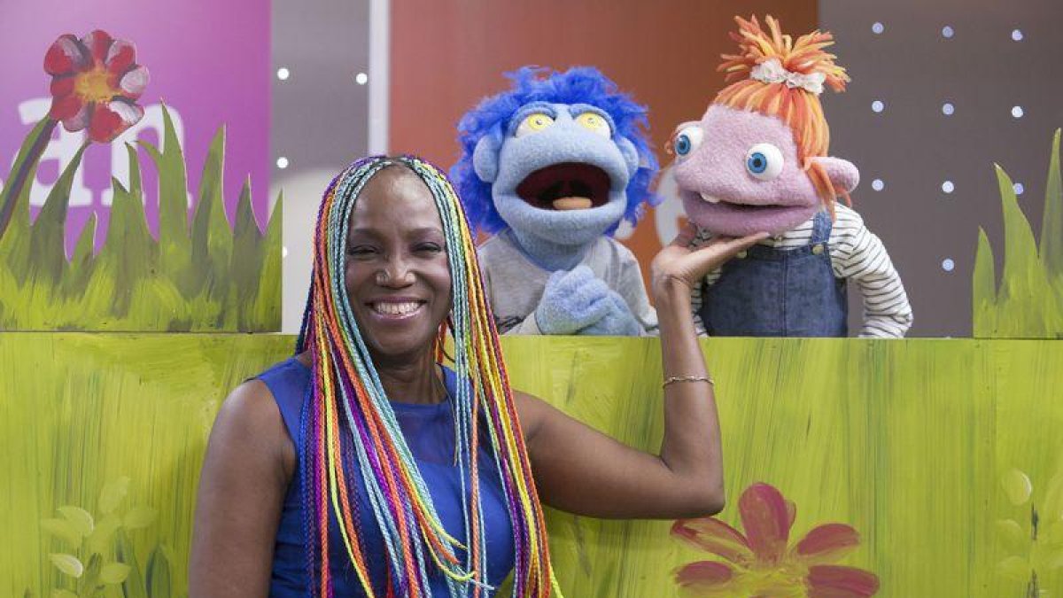 La cantante Lucrecia, junto a dos de los Lunnis, en el plató del programa de Clan.-RTVE