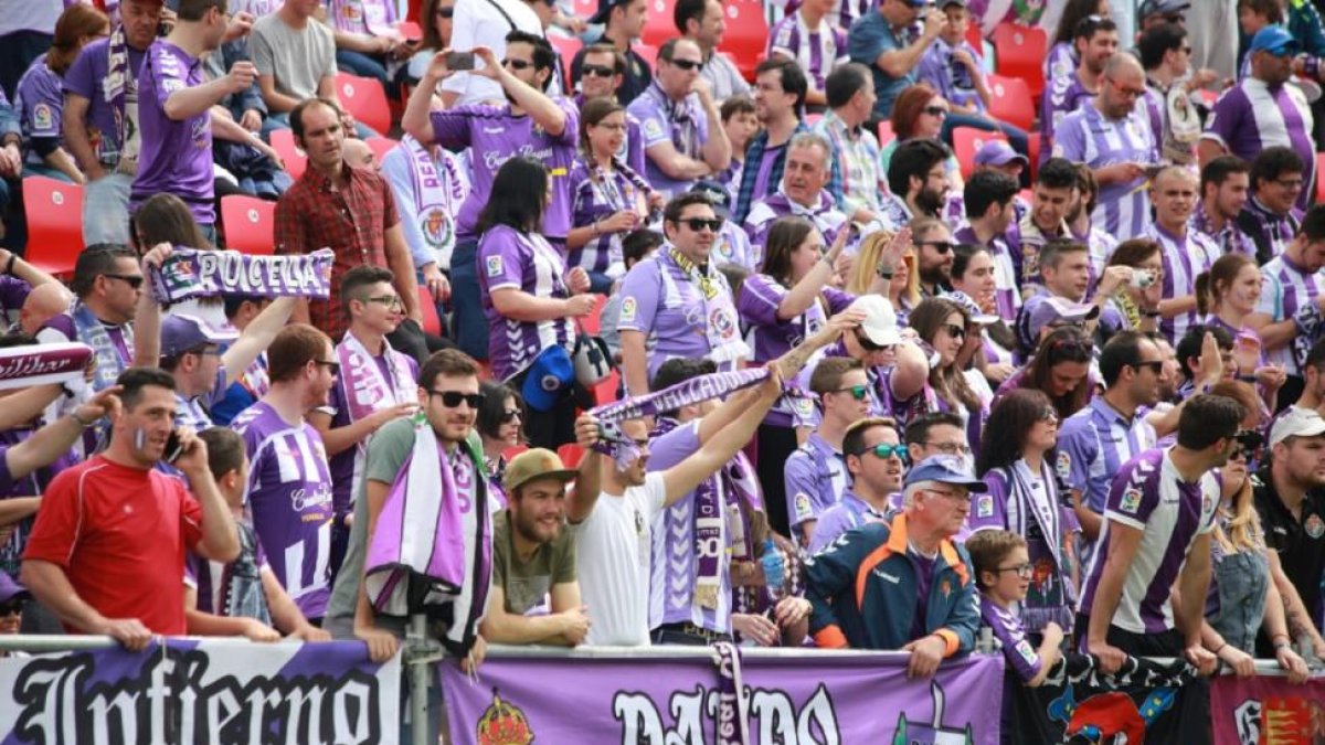 Diez contra 'doce'. El Real Valladolid jugó en Miranda con un jugador más. Un millar de aficionados pucelanos se desplazaron ayer hasta Anduva para apoyar a su equipo en la lucha por entrar en el playoff-PHOTO-DEPORTE