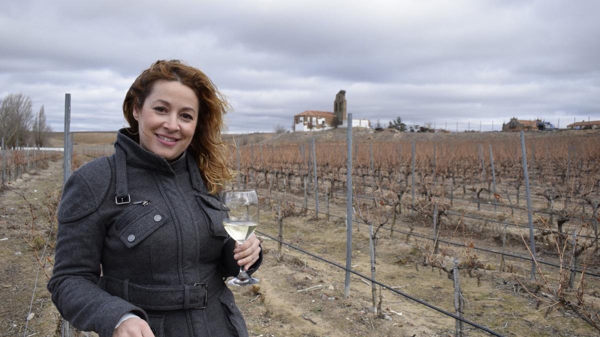 La enóloga Almudena Alberca, en el viñedo de la Finca Caserío de Dueñas, el proyecto de Bodegas Palacio 1894 en Villaverde de Medina (Valladolid), dentro de la DO Rueda.-ARGICOMUNICACIÓN