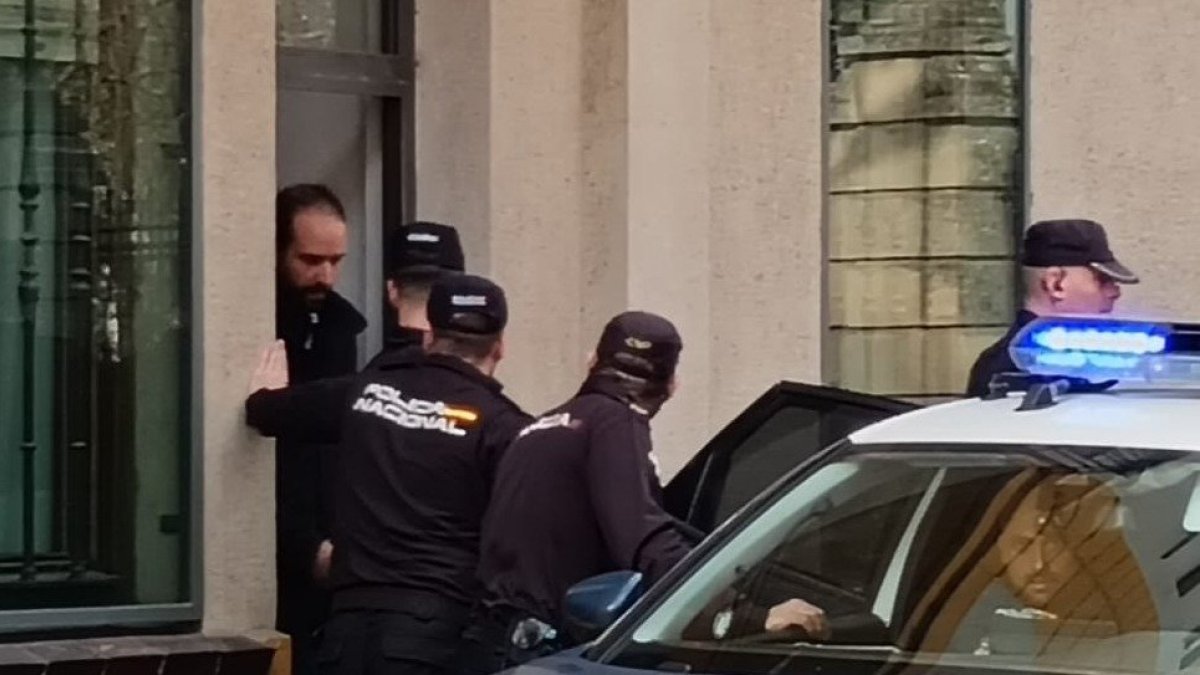 Ángel Hernández sale de la comisaría de la Policía Nacional. E.M.