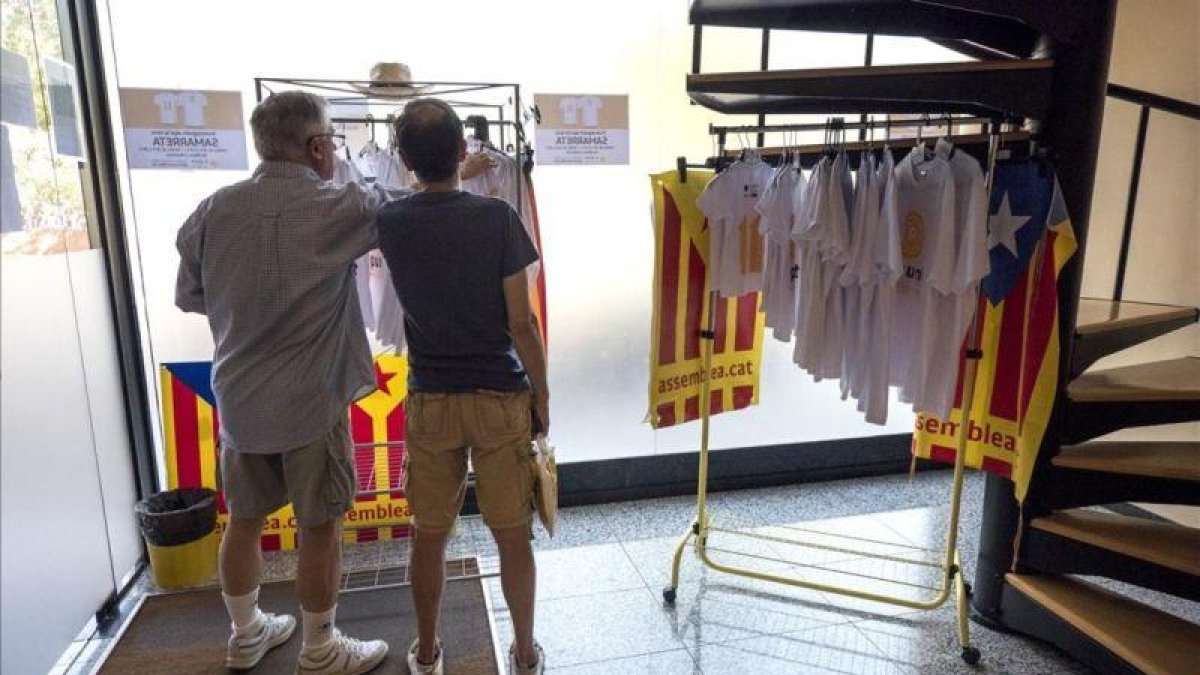 Un comprador compra una camiseta en la sede de la ANC, en septiembre del 2016.-RICARD FADRIQUE