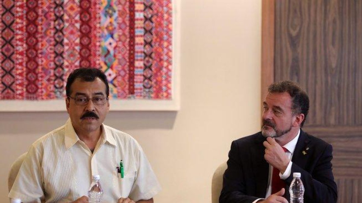 El director de Asuntos Internacionales del Instituto Nacional de Pueblos Indígenas, Saúl Vicente y el conseller de Acción Exterior de la Generalitat, Alfred Bosch.-EFE
