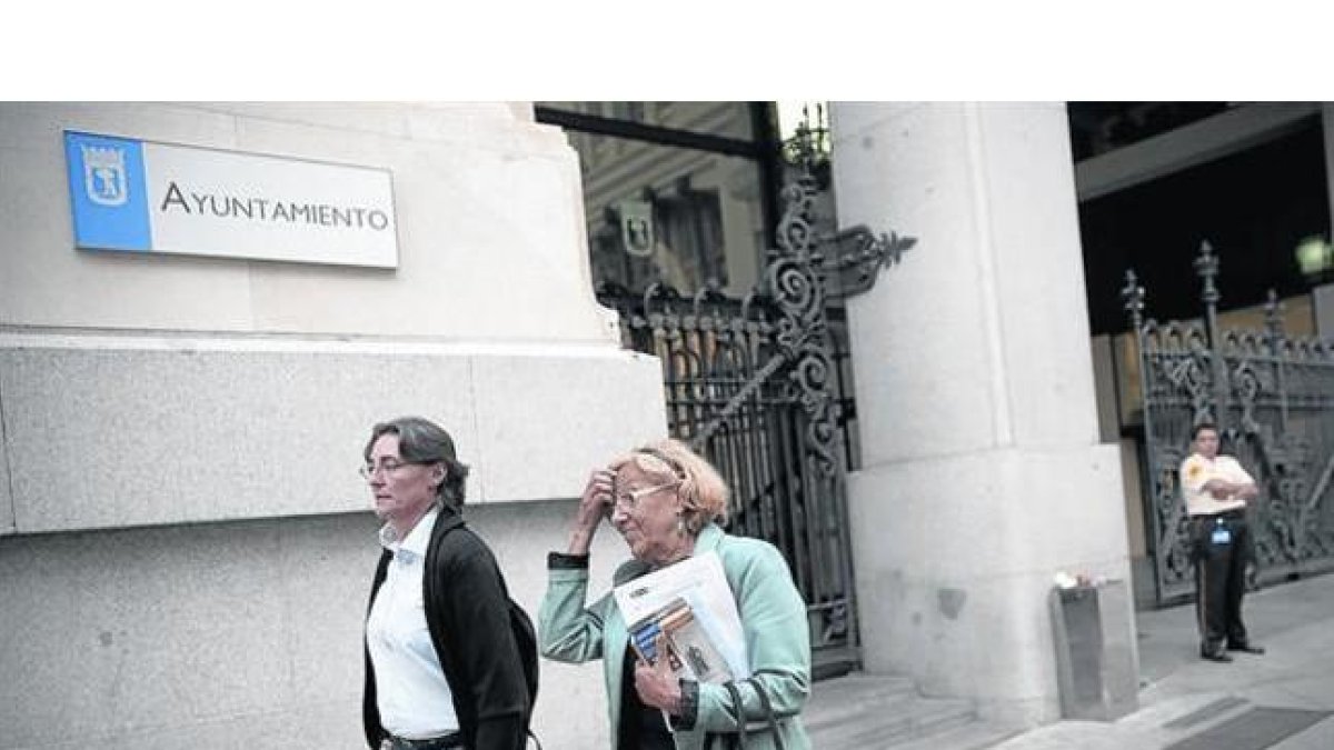 Manuela Carmena sale del Ayuntamiento de Madrid, el pasado 15 de junio, su primero como alcaldesa.-EL PERIÓDICO