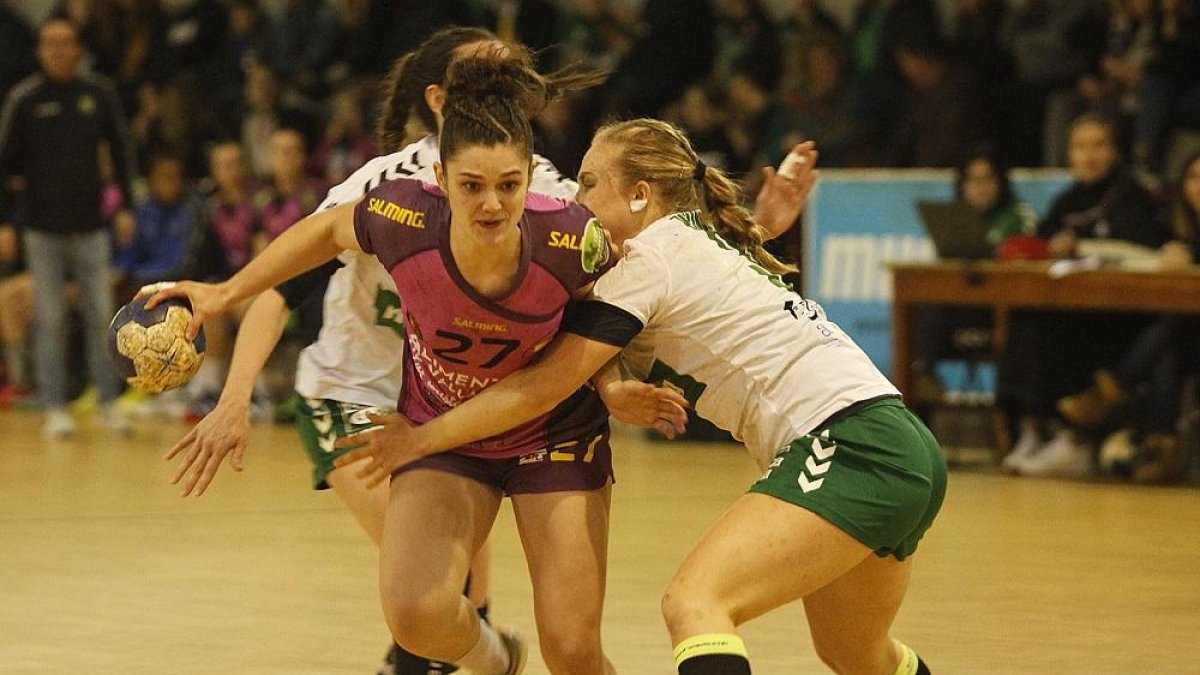 Zhukova intenta evitar el avance de la jugadora delAula, Elena Cuadrado.-PHOTO DEPORTE