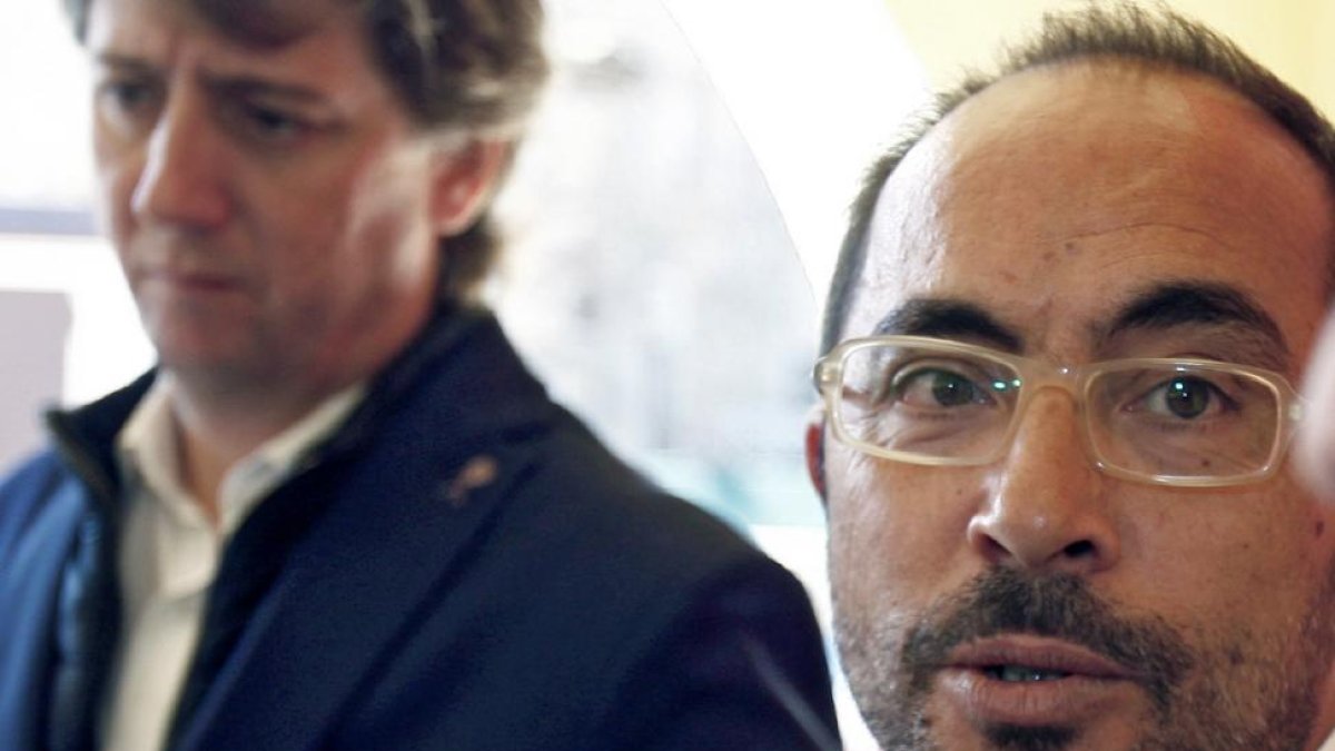Luis Rey, nuevo secretario, junto al anterior, Carlos Martínez.-MARIO TEJEDOR