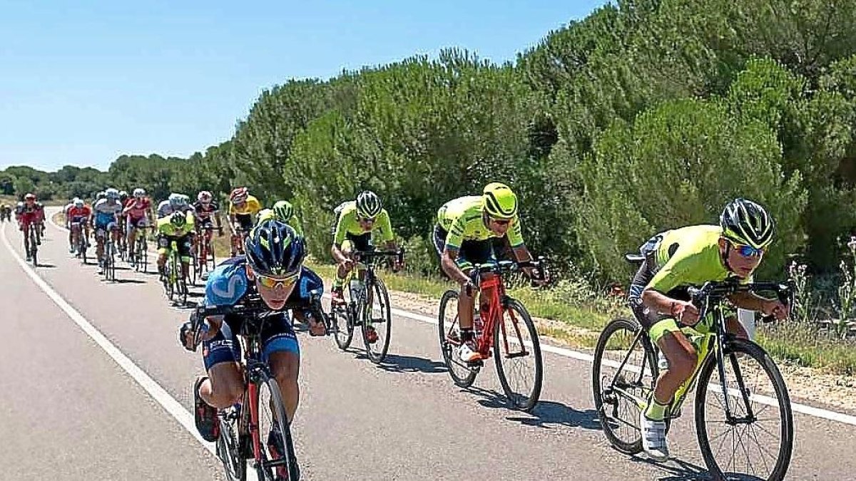 Grupo de escapados en la última etapa con Mateo Aparicio, quinto por la derecha, defendiendo el maillot amarillo junto a sus compañeros de equipo.-IÑAKI SOLA