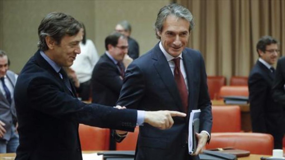 El ministro de Fomento, Íñigo de la Serna (derecha), junto al portavoz del PP, Rafael Hernando, antes de comparecer en la Comisión de Fomento.-JUAN CARLOS HIDALGO