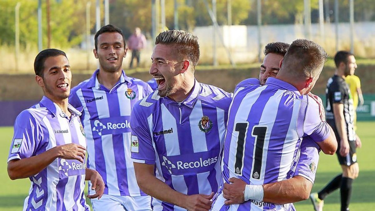 Anuar, Royo, Iván Martín, Mayoral y Dani Vega (de espaldas) celebran un gol del Promesas.-J. M. LOSTAU