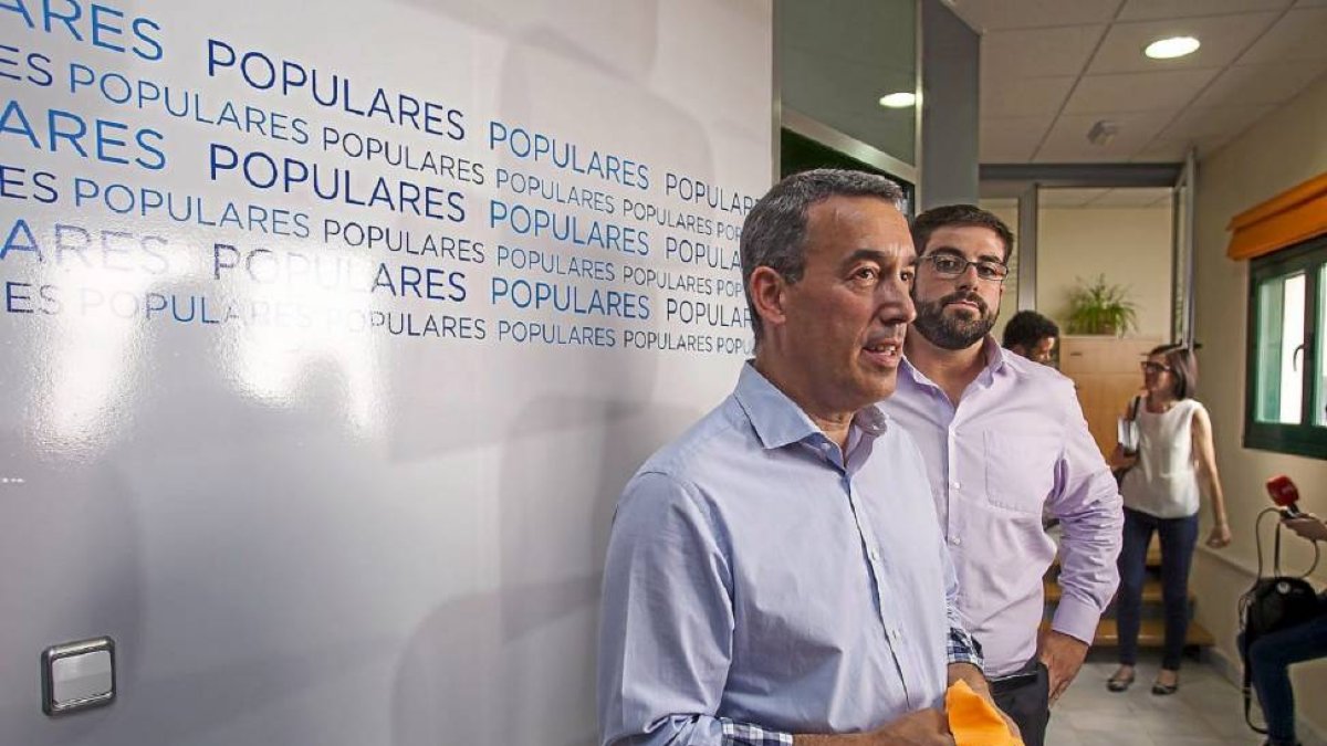 El presidente del PP, Antolín Sanz, junto al presidente de la Diputación de Ávila, Jesús Manuel Sánchez Cabrera antes de la reunión.-Ical