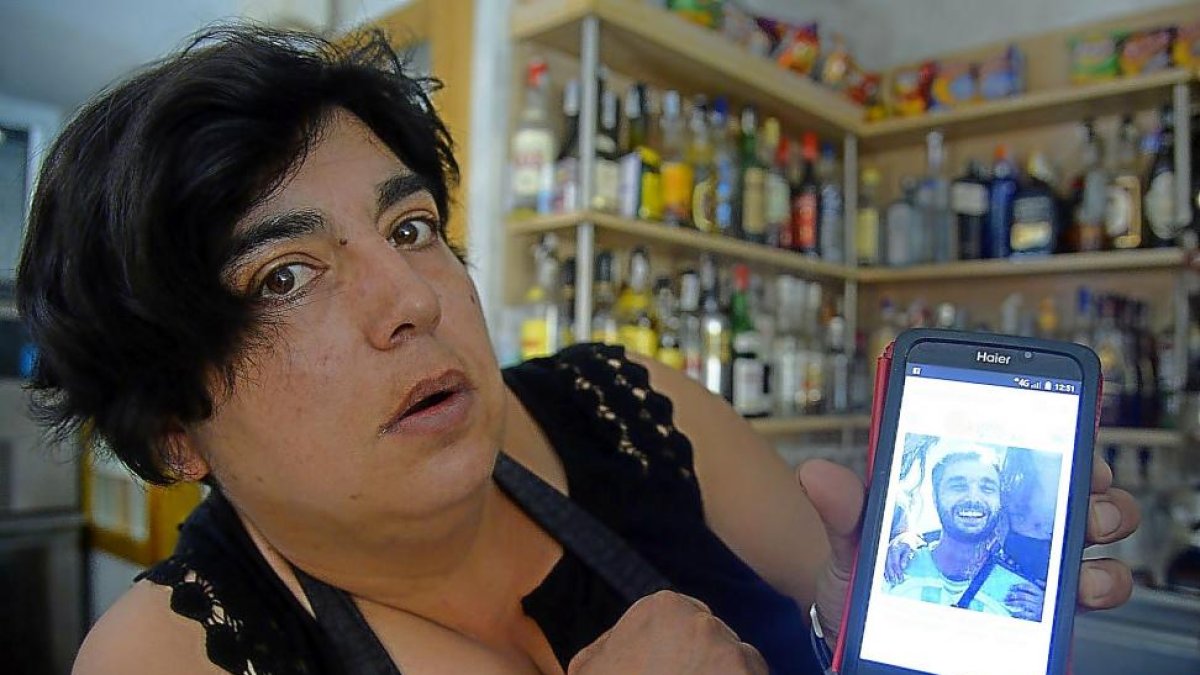 Una de las vecinas de la localidad de Tórtoles de Esgueva muestra una foto de Pablo.-ICAL