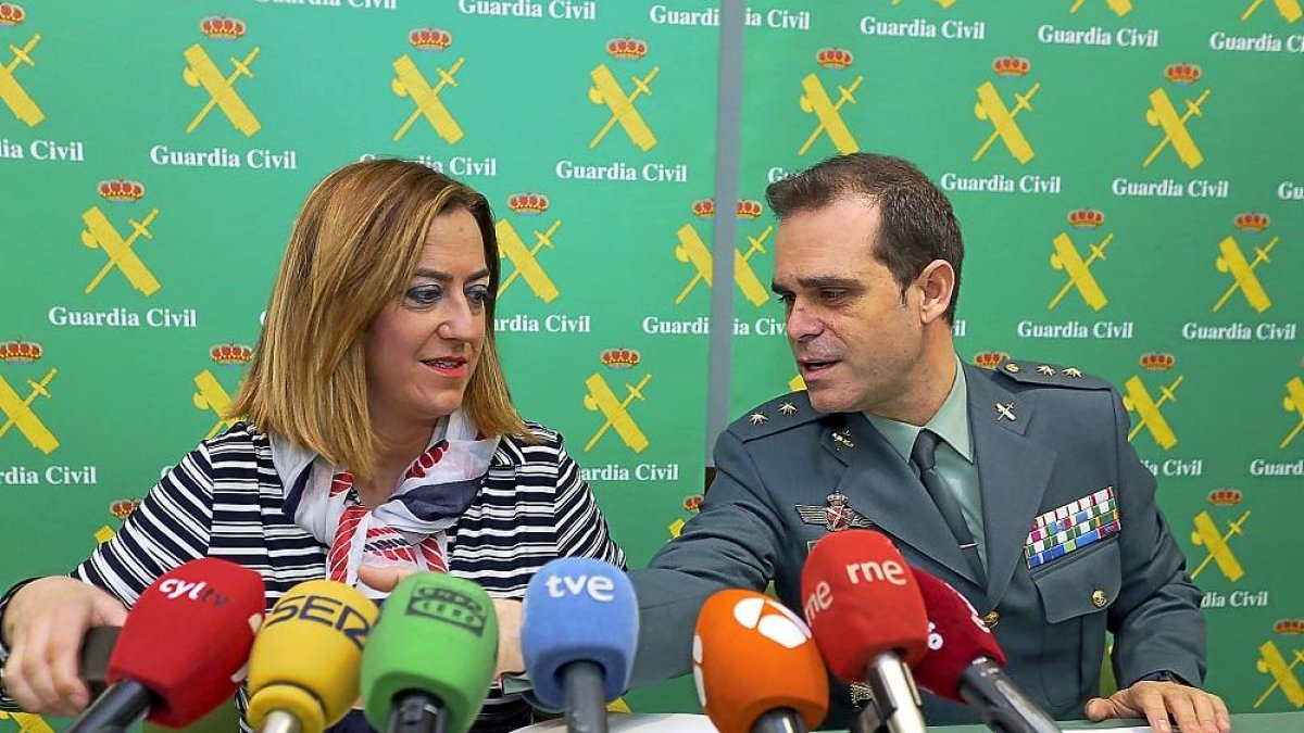 La delegada del Gobierno, Virginia Barcones, y el teniente coronel Javier Peña, en su comparecencia de ayer.-ICAL