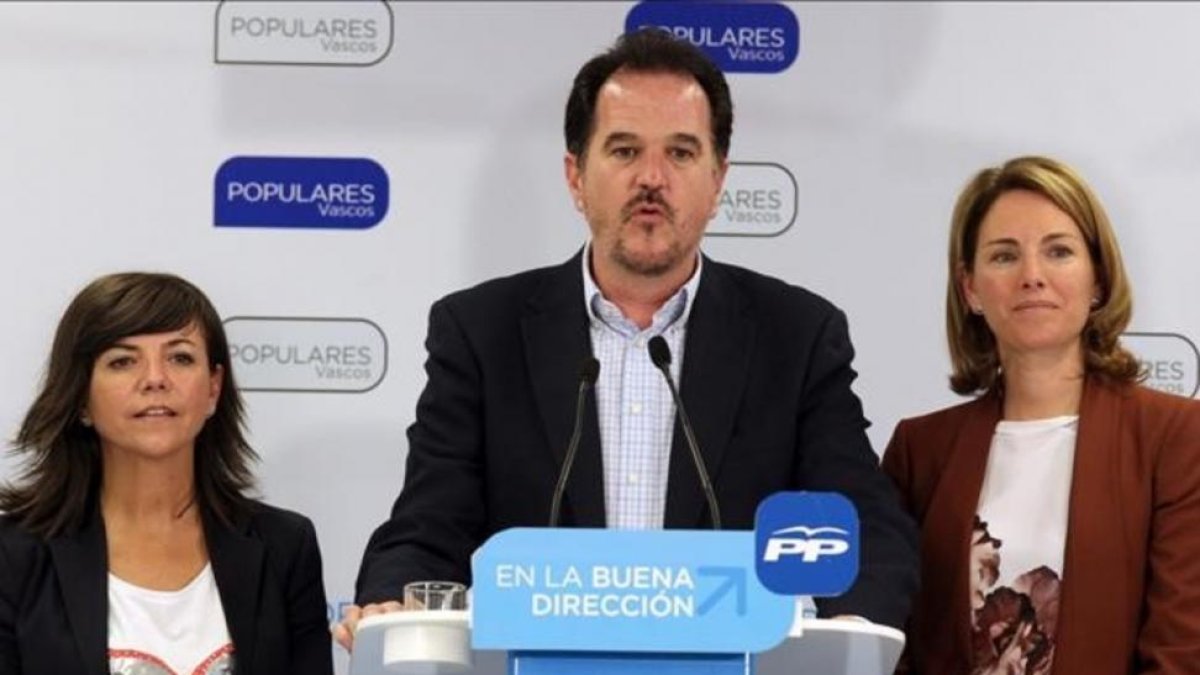 El eurodiputado del PP, Carlos Iturgáiz, junto a la candidata del PP en Bizkaia, Nerea Llanos, y expresidenta del partido en el País Basco, Arantxa Quiroga.-LUIS TEJIDO