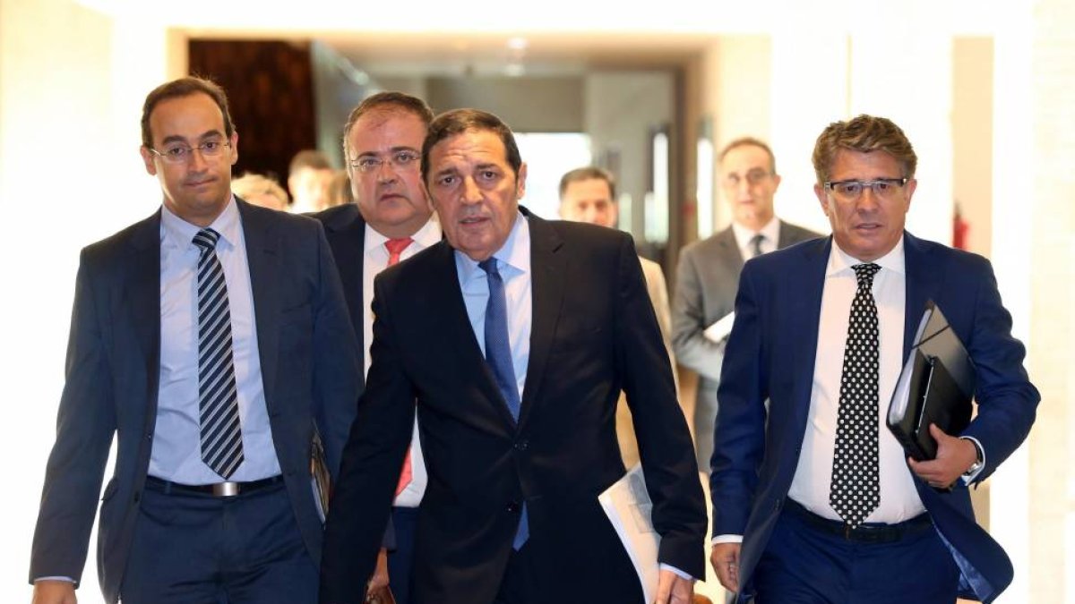 El consejero de Sanidad, Antonio Sáez, comparece junto a su equpo en las Cortes para explicar su programa de legislatura-Ical