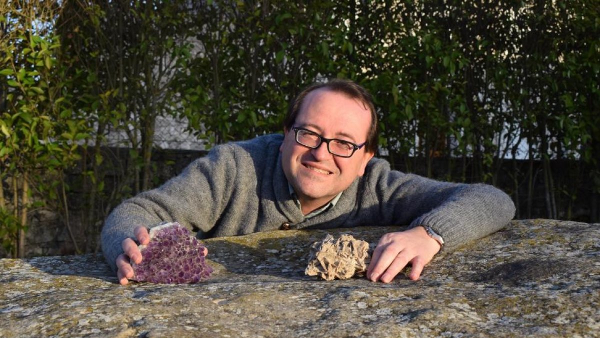 Alejandro del Valle, con un ejemplar de cuarzo amatista y otro de rosa de calcita, en los jardines del Museo de Ciencias de Cogeces del Monte, donde se encuentra su colección privada de minerales, fósiles y otros materiales autóctonos.-ARGI