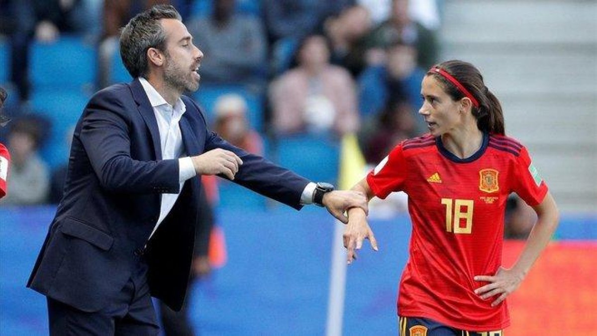 Jorge Vilda y Aitana Bonmartí, en el partido contra Sudáfrica.-