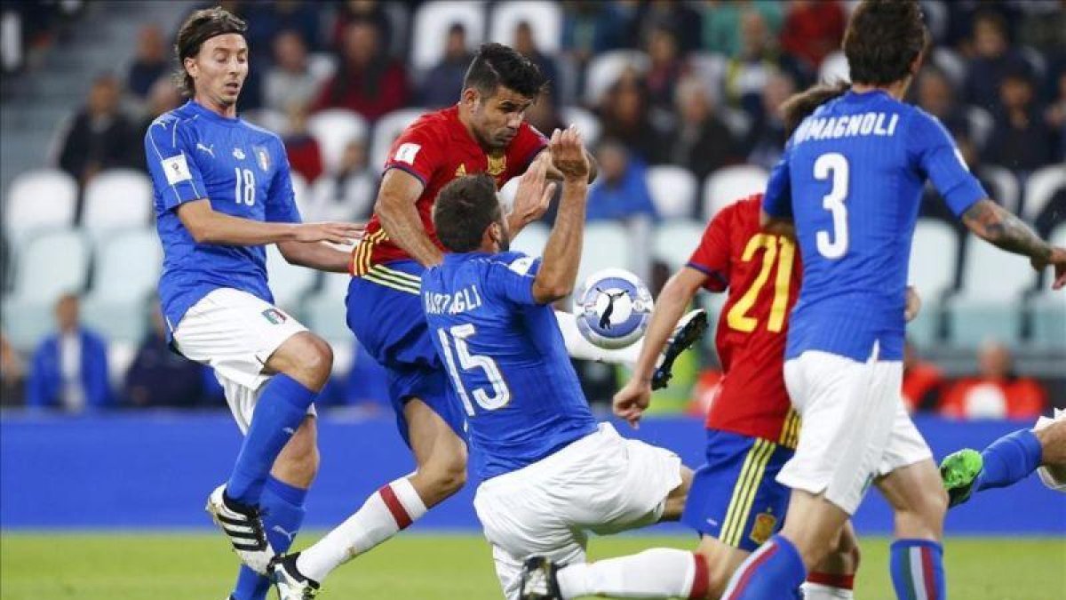 Diego Costa rodeado de contrarios durante el Italia-España del jueves pasado.-REUTERS / STEFANO RELLANDINI