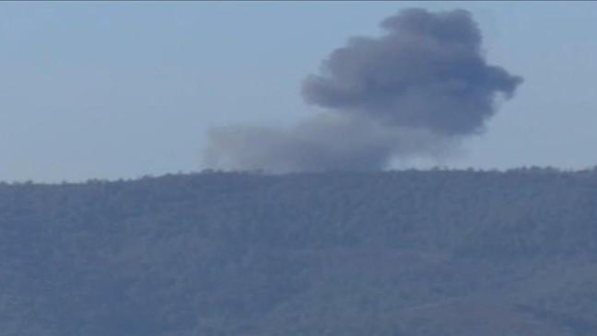 Fotograma del momento en el que cae el avión ruso derribado por Turquía.-