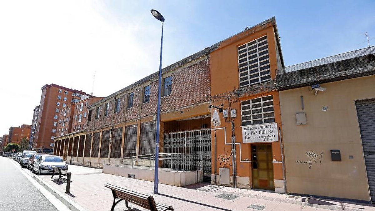 Edificio que albergará el Espacio Joven Zona Norte.-J. M. LOSTAU