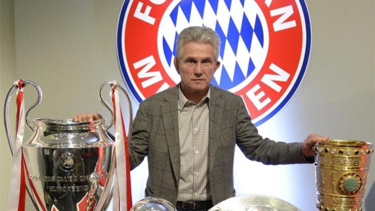 Jupp Heynckes posa con los cuatro títulos conseguidos con el Bayern en la temporada 2012-13-AFP / CHRISTOF STACHE