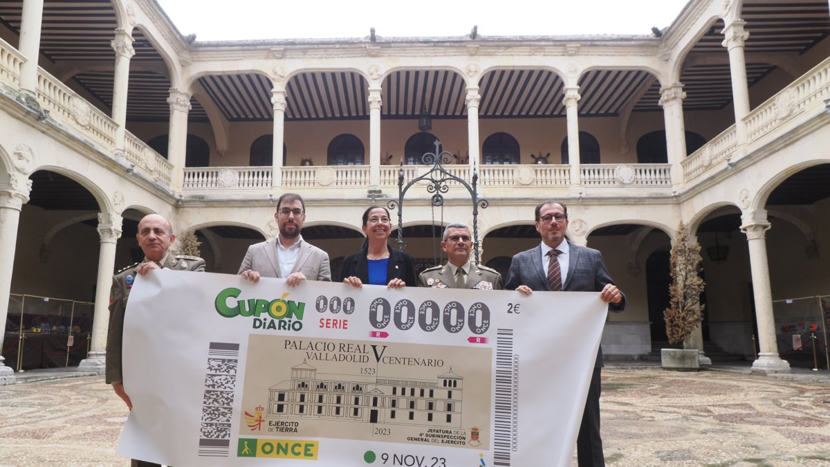 El comandante militar de Valladolid y Palencia, César García del Castillo; la subdelegada del Gobierno en Valladolid, Alicia Villar, y el delegado de la ONCE en Castilla y León, Ismael Pérez, presentan el cupón del sorteo del 9 de noviembre.- ICAL