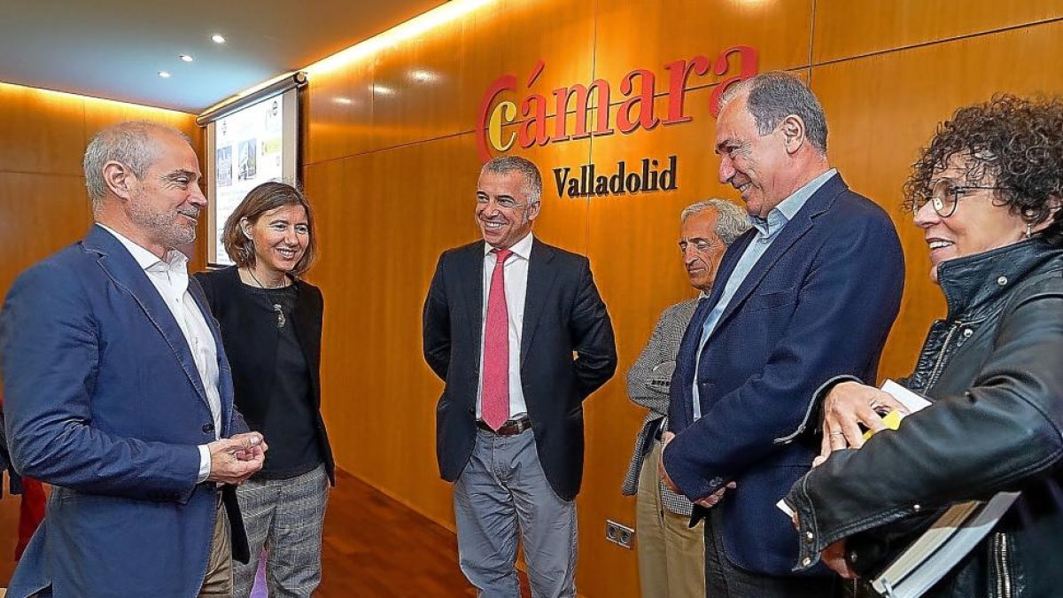 Víctor Caramanzana, presidente de la Cámara de Comercio, izquierda, con Gato y Rafaela Romero, derecha.-E. M.