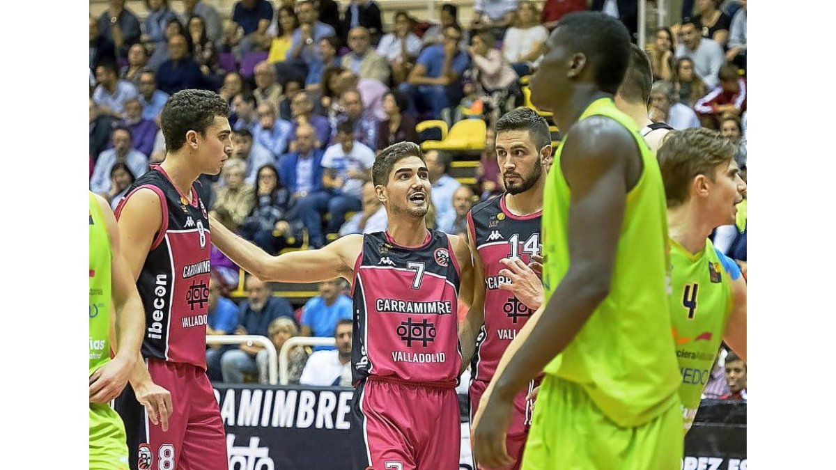 Alvarado se dirige a sus compañeros Reyes, Astilleros y Hopfgartner.-P. R.