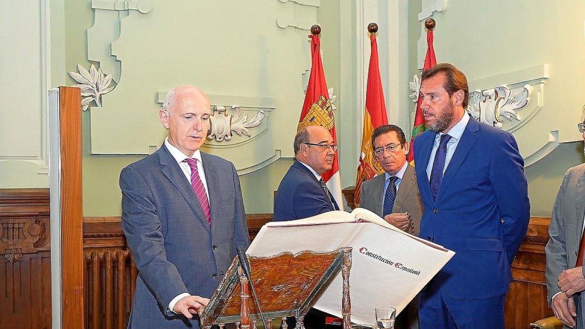 Toma de posesión de Alberto Palomino Echegoyen como nuevo concejal del Grupo Socialista en presencia del alcalde, Óscar Puente.-REPORTAJE GRÁFICO:PABLO REQUEJO / PHOTOGENIC