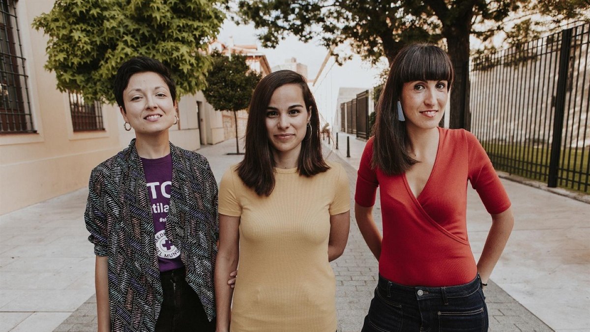 Tres integrantes del colectivo 'Laboratorio de Mujeres', que imparten una charla este viernes sofre el sufrimiento de la mujer.- EUROPA PRESS.