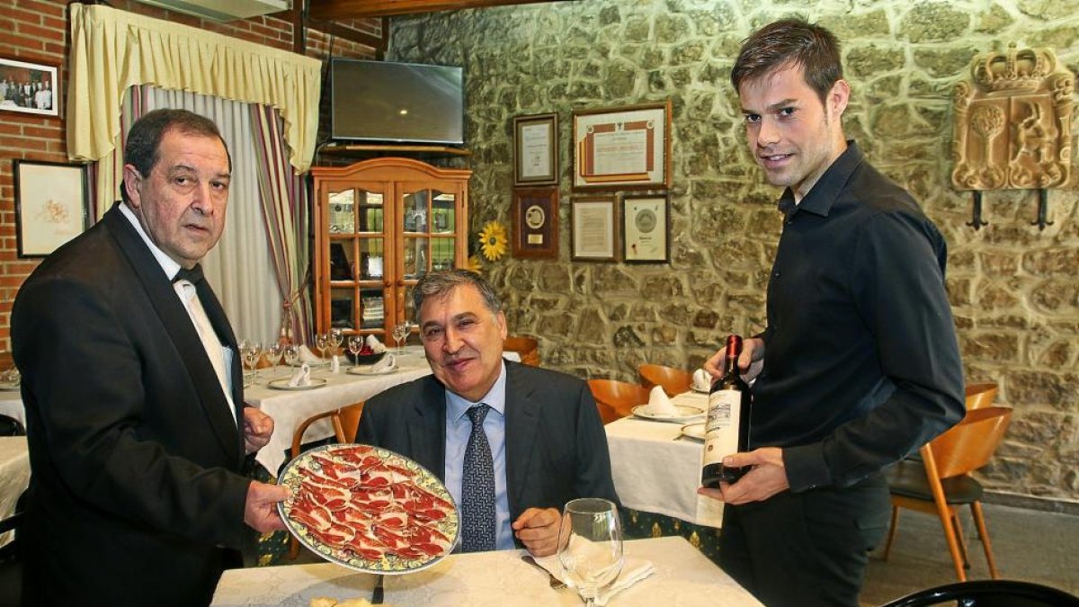 ATENCIÓN CORTÉS. Juan Miguel Martínez Gabaldón (C) en el restaurante Cortés flanqueado por  Moisés Cortés y Marcelo Cortés.-BRÁGIMO
