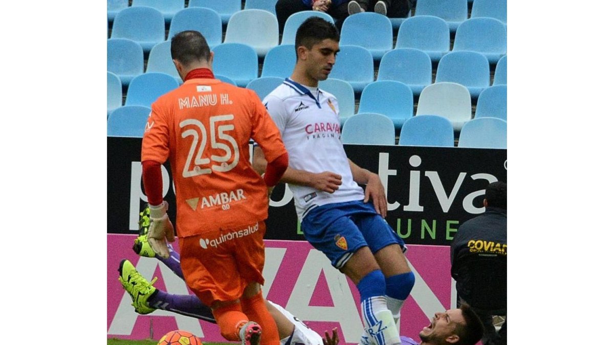 Momento en el que Manu del Moral se lesiona y tiene que pedir el cambio.-Photo-deporte