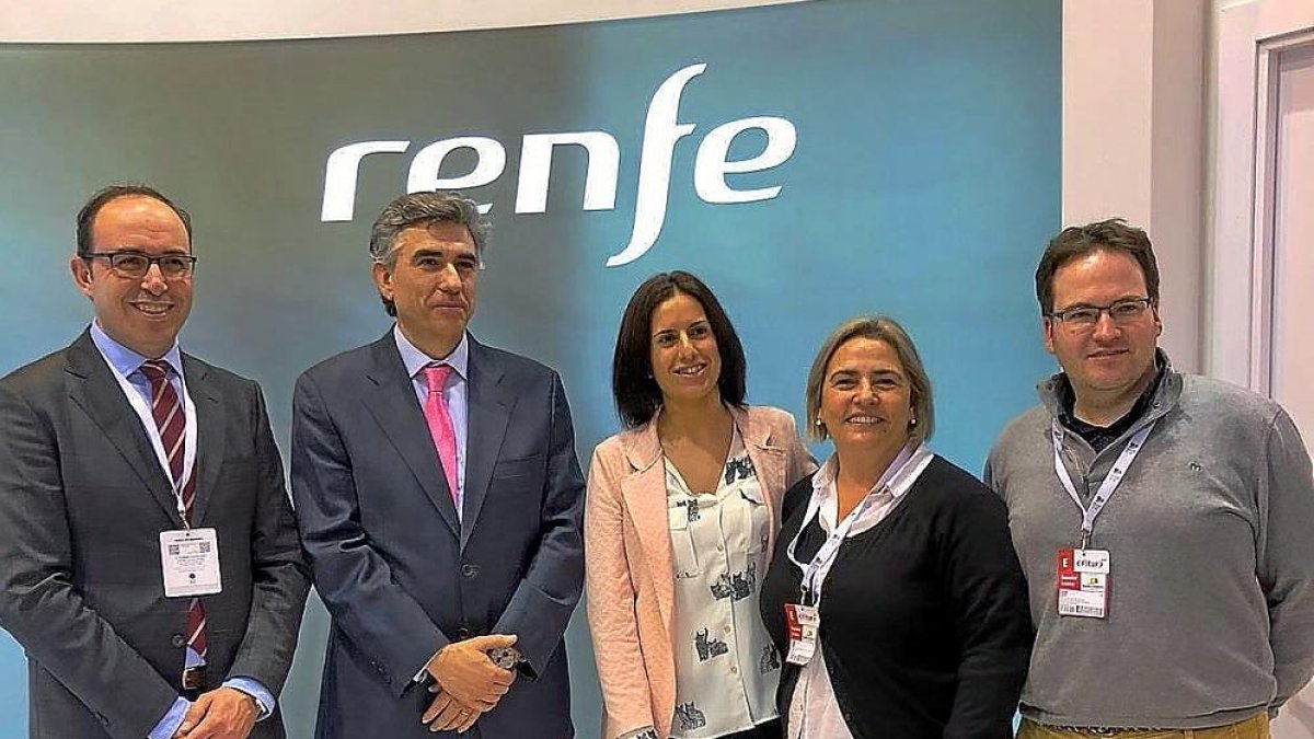 Miembros de la Diputación de Valladolid, Sodeva y Renfe, ayer en FITUR.-E. M.