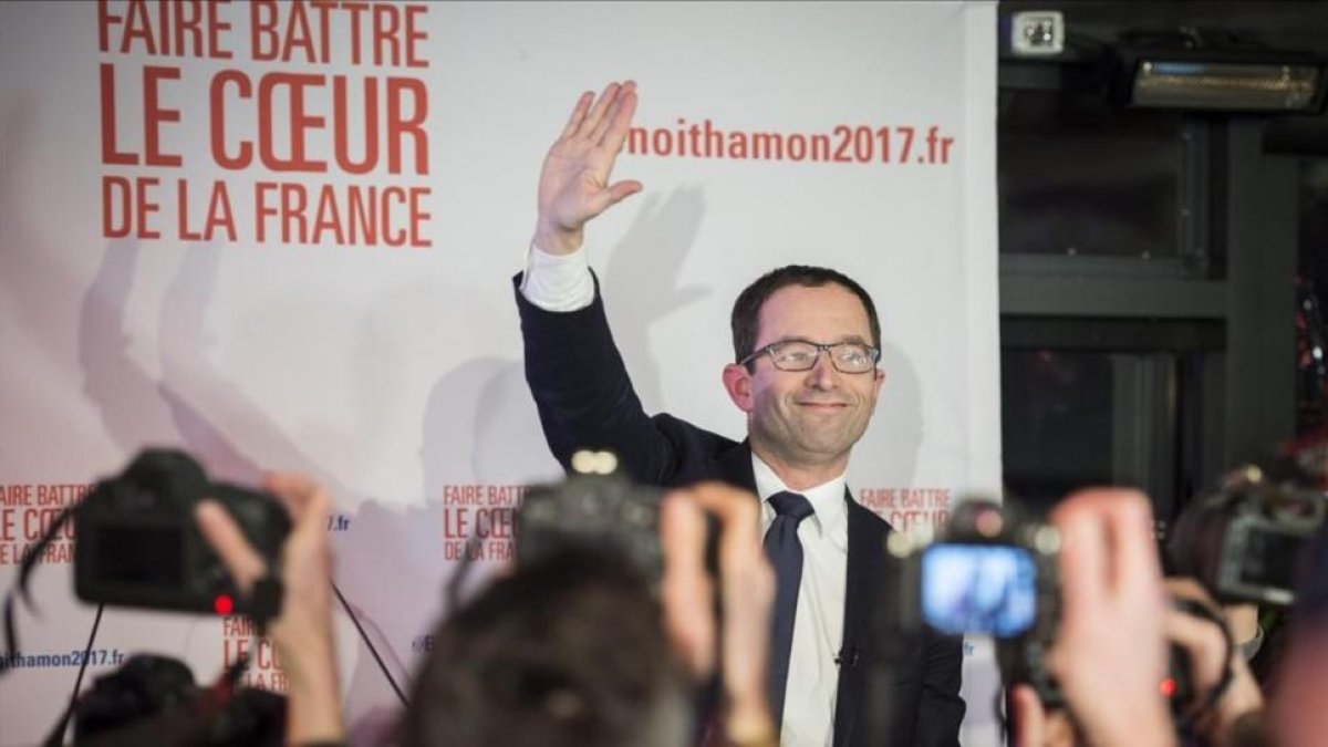 Benoit Hamon saluda a sus seguidores tras ganar la primera vuelta de las primarias de los socialistas franceses.-EFE / JEREMY LEMPIN